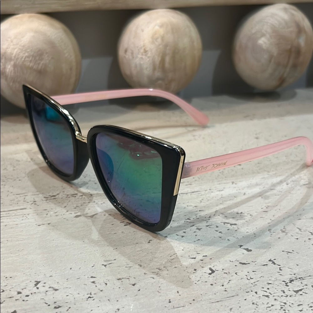 Betsey Johnson Cat Eye Ombré Rainbow fashion Chic Black and Pink Sunglasses - Picture 2 of 5
